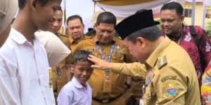Gubernur Jambi Serahkan Bantuan Dumisake Pendidikan, Modal UMKM, Bedah Rumah Hingga Tambahan Makanan Balita Bagi Masyarakat Tanjungjabung Barat