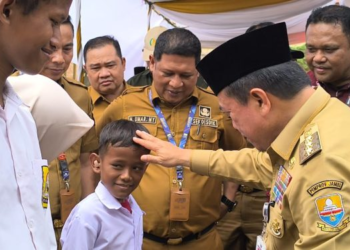 Gubernur Jambi Serahkan Bantuan Dumisake Pendidikan, Modal UMKM, Bedah Rumah Hingga Tambahan Makanan Balita Bagi Masyarakat Tanjungjabung Barat