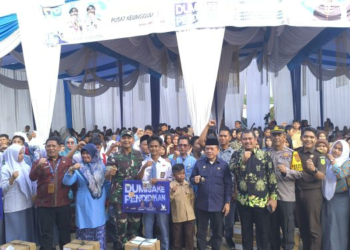 Al Haris Serahkan Bantuan Dumisake Pendidikan Kepada 1.061 Siswa di Bungo dan Tebo