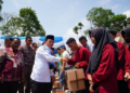 Gubernur Jambi Berikan Bantuan Dumisake Pendidikan Berupa Seragam Sekolah di SMK 1 Sungai Penuh