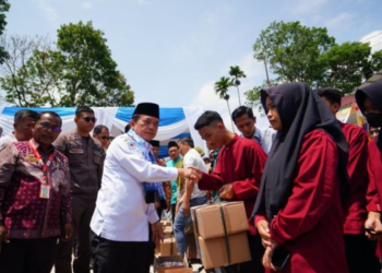 Gubernur Jambi Berikan Bantuan Dumisake Pendidikan Berupa Seragam Sekolah di SMK 1 Sungai Penuh