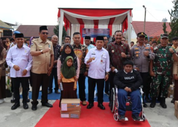 Gubernur Al Haris Serahkan Bantuan Dumisake Pendidikan Hingga Modal UMKM Bagi Warga Kerinci