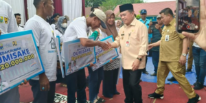 Gubernur Jambi Serahkan Bantuan Dumisake Kepada Warga Tanjungjabung Timur