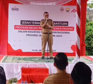 Kadis Kominfo Wakili Pjs Gubernur Terima Secara Simbolis Bantuan Bedah Rumah Dari PT Semen Padang