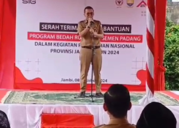 Kadis Kominfo Wakili Pjs Gubernur Terima Secara Simbolis Bantuan Bedah Rumah Dari PT Semen Padang