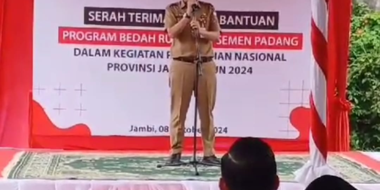 Kadis Kominfo Wakili Pjs Gubernur Terima Secara Simbolis Bantuan Bedah Rumah Dari PT Semen Padang