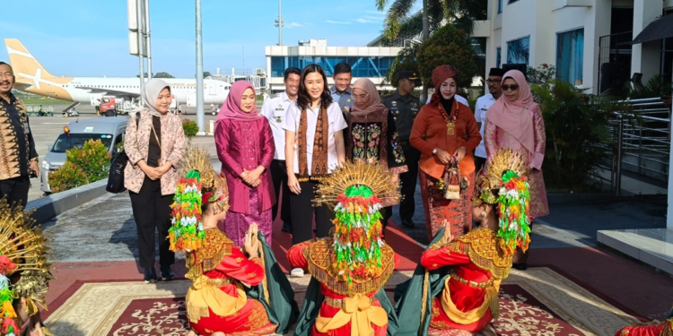 Al Haris Sambut Kunjungan Kerja Wamen PPPA Beserta Rombongan di Bandara Sultan Thaha Saifuddin