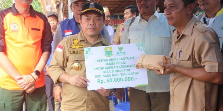 Gubernur Al Haris Serahkan Bantuan Sosial Korban Kebakaran Rumah di Desa Sungai Itik