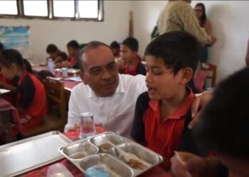 Ketua Gerindra Taput, Erikson Sianipar menggelar program MBG di sejumlah SD Negeri di 5 kecamatan di Taput belum lama ini. (ist)