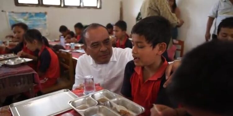 Ketua Gerindra Taput, Erikson Sianipar menggelar program MBG di sejumlah SD Negeri di 5 kecamatan di Taput belum lama ini. (ist)