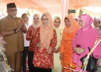 Sekda Provinsi Jambi Sudirman saat pembukaan bazar Ramadhan Dharma Wanita Persatuan Provinsi Jambi