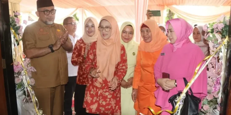 Sekda Provinsi Jambi Sudirman saat pembukaan bazar Ramadhan Dharma Wanita Persatuan Provinsi Jambi