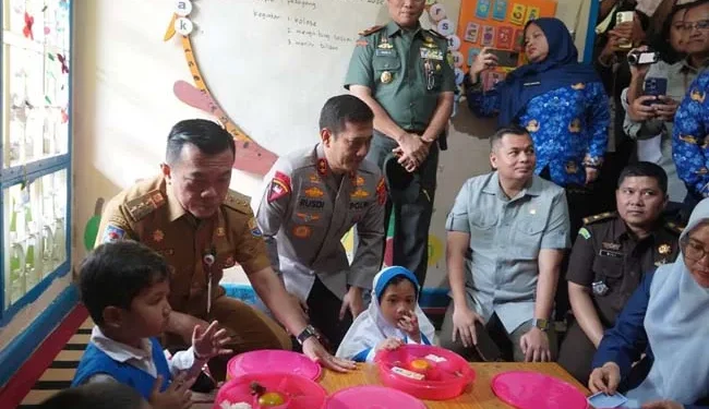 Gubernur Jambi Al Haris melaunching pelaksanaan program nasional Makan Bergizi Gratis atau MBG di Provinsi Jambi, Senin (17/02/2025) pagi. Foto : Istimewa