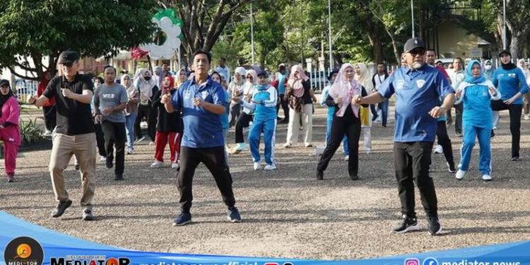 Pemprov Jambi Adakan Senam Bersama dan Gotong Royong di GOR Kota Baru Dalam Mempererat Kebersamaan Antar Pegawai