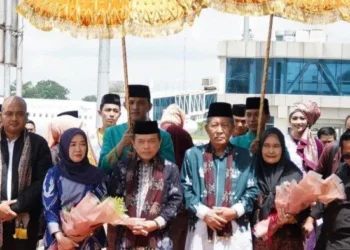 DISAMBUT MERIAH - Al Haris dan Abdullah Sani disambut meriah usai retret akmil di Magelang.