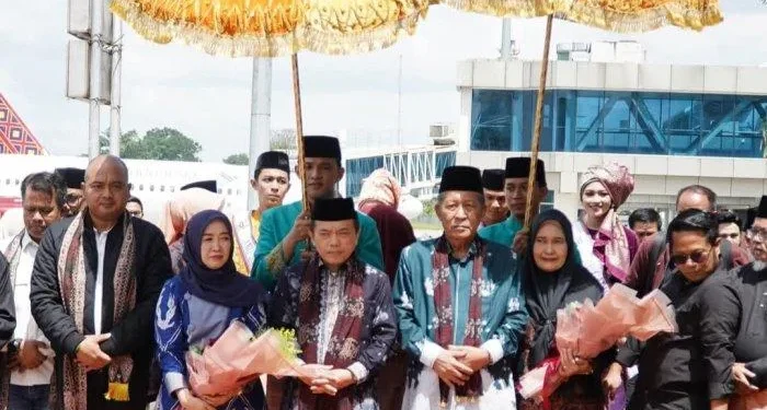 DISAMBUT MERIAH - Al Haris dan Abdullah Sani disambut meriah usai retret akmil di Magelang.