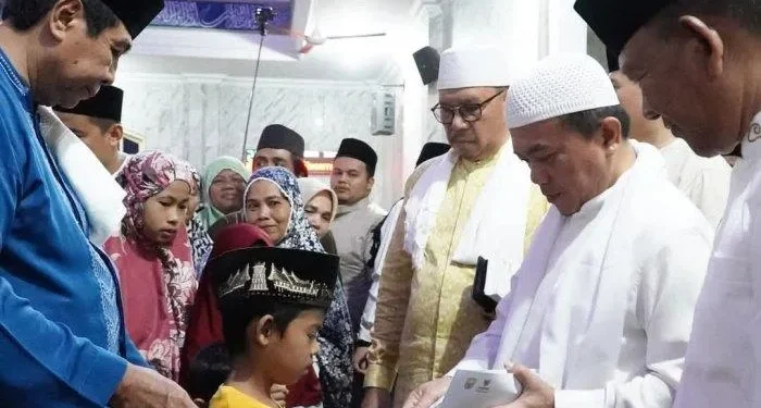 SAFARI RAMADAN - Pemerintah Provinsi Jambi yang dipimpin langsung Gubernur Al Haris melakukan safari Ramadhan masjid Raya Al-Istiqomah, Pasar Bangko, Selasa (4/3/2025) malam.