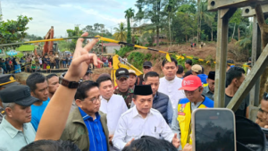 Al Haris Tinjau Kondisi Jalan Putus Lintas Sumatera Jambi – Sumatera Barat