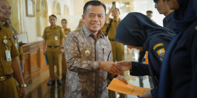 Al Haris Serahkan 43 SK Pegawai Non ASN Badan Penghubung Provinsi Jambi