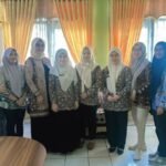 Nani Chairani (nomor empat dari kiri), orang kepercayaan Kadinkes Muarojambi, Afif Udin. (ist)