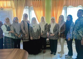 Nani Chairani (nomor empat dari kiri), orang kepercayaan Kadinkes Muarojambi, Afif Udin. (ist)