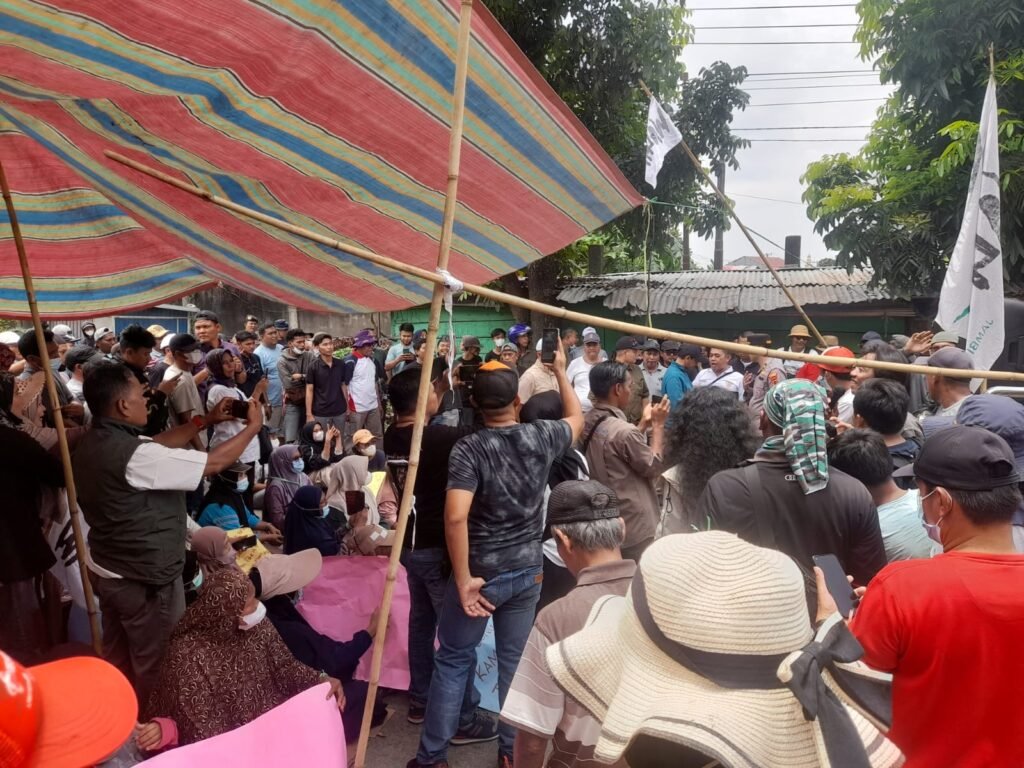 Blokade Jalan Nasional, Ratusan Warga RT 3 Aur Kenali Tolak Pembangunan Stockpile RMK Energy PT SAS