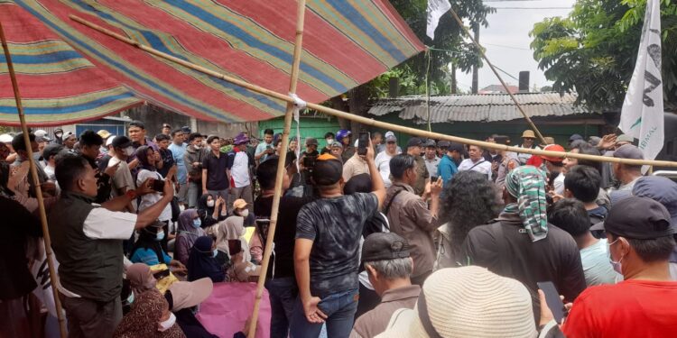 Blokade Jalan Nasional, Ratusan Warga RT 3 Aur Kenali Tolak Pembangunan Stockpile RMK Energy PT SAS