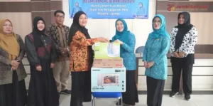 Ketua TP-PKK Hesti Haris Serahkan 15 Paket Batuan ke Balai Latihan Koperasi Kota Jambi Guna Mendorong Kreativitas dan Kualitas Produk Olahan Pangan