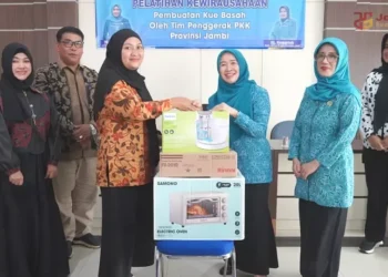 Ketua TP-PKK Hesti Haris Serahkan 15 Paket Batuan ke Balai Latihan Koperasi Kota Jambi Guna Mendorong Kreativitas dan Kualitas Produk Olahan Pangan