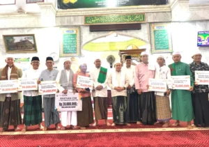 Safari Subuh di Masjid Agung Pasar Atas Bangko, Gubernur Al Haris Serahkan Sejumlah Bantuan untuk Warga serta Bantuan Hibah untuk Masjid dan Ponpes
