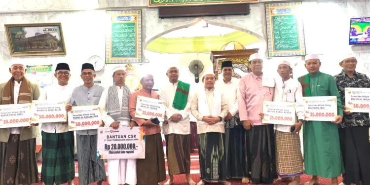 Safari Subuh di Masjid Agung Pasar Atas Bangko, Gubernur Al Haris Serahkan Sejumlah Bantuan untuk Warga serta Bantuan Hibah untuk Masjid dan Ponpes
