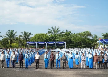 Gubernur Al Haris Kukuhkan Siswa Baru SMAN Titian Teras Angkatan XXXII Tahun Pelajaran 2025/2026