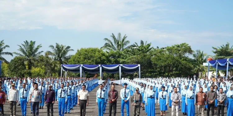 Gubernur Al Haris Kukuhkan Siswa Baru SMAN Titian Teras Angkatan XXXII Tahun Pelajaran 2025/2026