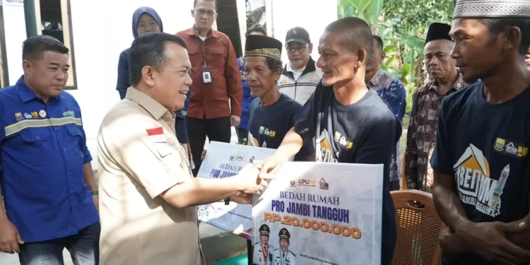 Al Haris Resmikan Bedah Rumah Pro Jambi Tangguh 2025 di Batanghari