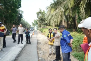 Tinjau Pekerjaan Pelebaran Jalan Ness, Gubernur Al Haris Tekankan Pekerjaan Sesuai Standar Kualitas
