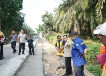Tinjau Pekerjaan Pelebaran Jalan Ness, Gubernur Al Haris Tekankan Pekerjaan Sesuai Standar Kualitas