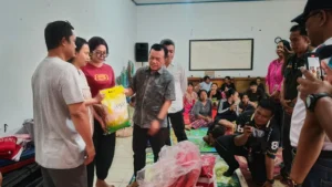 Kunjungi Korban Kebakaran di Pucuk Kota Jambi, Gubernur Al Haris Serahkan Bantuan Sembako, Kasur Hingga Selimut