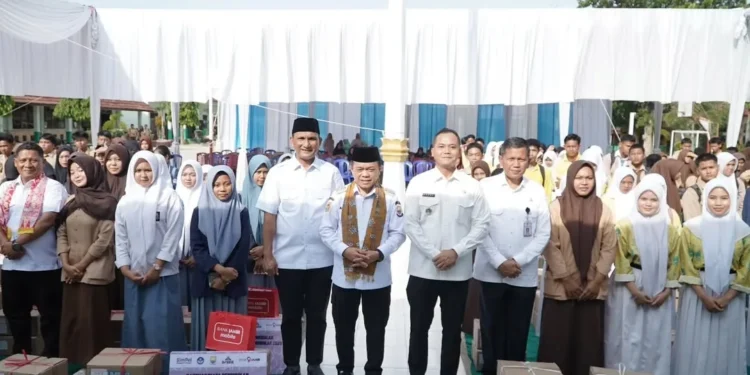 Gubernur Al Haris Didampingi Bupati Hurmin Serahkan Bantuan Dumisake Pendidikan untuk Siswa Sarolangun
