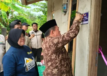 Disaksikan Bupati Syukur, Gubernur Al Haris Serahkan Bantuan Bedah Rumah di Merangin