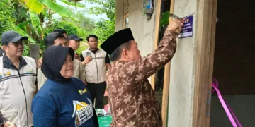 Disaksikan Bupati Syukur, Gubernur Al Haris Serahkan Bantuan Bedah Rumah di Merangin