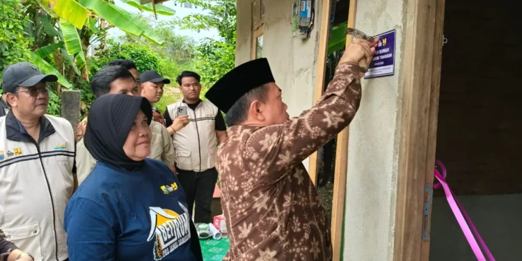 Disaksikan Bupati Syukur, Gubernur Al Haris Serahkan Bantuan Bedah Rumah di Merangin