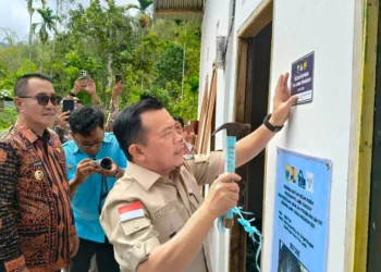 Gubernur Al Haris Didampingi Wali Kota Alfin Serahkan Bantuan Bedah Rumah untuk Warga Sungaipenuh
