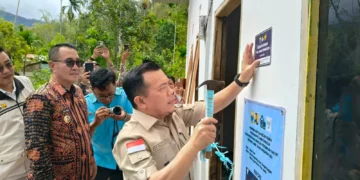 Gubernur Al Haris Didampingi Wali Kota Alfin Serahkan Bantuan Bedah Rumah untuk Warga Sungaipenuh