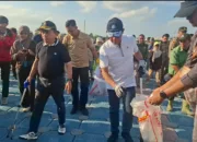 Gubernur dan Wali Kota Dampingi Menteri LH Turun Langsung Gotong Royong Bersihkan Danau Sipin