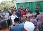 Gubernur Al Haris Tinjau dan Serahkan Bantuan Korban Terdampak Banjir di Kabupaten Sarolangun