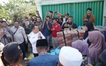 Gubernur Al Haris Tinjau dan Serahkan Bantuan Korban Terdampak Banjir di Kabupaten Sarolangun