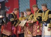 Prosesi Adat Kenduri Sko Enam Luhah di Kota Sungaipenuh, Gubernur Al Haris Dianugerahi Gelar Adat Kehormatan Depati Amanah Negroi Tanoh Sunge Pnoh