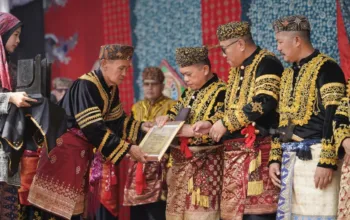 Prosesi Adat Kenduri Sko Enam Luhah di Kota Sungaipenuh, Gubernur Al Haris Dianugerahi Gelar Adat Kehormatan Depati Amanah Negroi Tanoh Sunge Pnoh