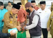 Gubernur Al Haris Bagikan Sembako dan Masker ke 200 Ojek Terdampak Kabut Asap di Bungo
