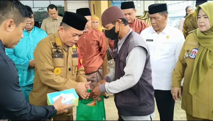 Gubernur Al Haris Bagikan Sembako dan Masker ke 200 Ojek Terdampak Kabut Asap di Bungo